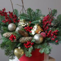 Композиция в коробке с илексом и золотыми машинками