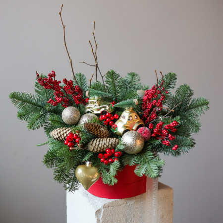 Композиция в коробке с илексом и золотыми машинками