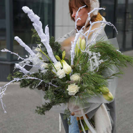 Зимний букет с хвоей, заснеженными ветками и белыми амариллисами