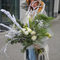 Зимний букет с хвоей, заснеженными ветками и белыми амариллисами