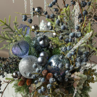 003i. Интерьерная композиция с туманно-синим декором с ягодами (иск.)  и сосульками