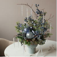 003i. Интерьерная композиция с туманно-синим декором с ягодами (иск.)  и сосульками