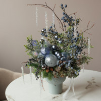 003i. Интерьерная композиция с туманно-синим декором с ягодами (иск.) и сосульками