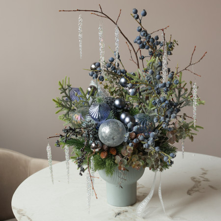 003i. Интерьерная композиция с туманно-синим декором с ягодами (иск.)  и сосульками