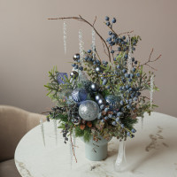 003i. Интерьерная композиция с туманно-синим декором с ягодами (иск.)  и сосульками