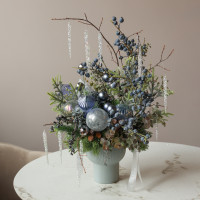 003i. Интерьерная композиция с туманно-синим декором с ягодами (иск.)  и сосульками