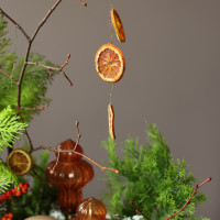 004i. Интерьерная новогодняя композиция с шикарным оранжевым декором с облепихой (иск.) в золотом вазоне