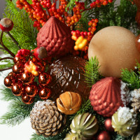 004i. Интерьерная новогодняя композиция с шикарным оранжевым декором с облепихой (иск.) в золотом вазоне