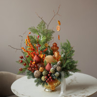 004i. Интерьерная новогодняя композиция с шикарным оранжевым декором с облепихой (иск.) в золотом вазоне