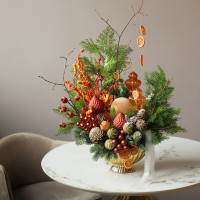 004i. Интерьерная новогодняя композиция с шикарным оранжевым декором с облепихой (иск.) в золотом вазоне