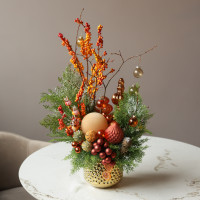 005i. Интерьерная новогодняя композиция в золотом кашпо с оранжевым декором и ягодами облепихи (иск.)