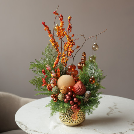 005i. Интерьерная новогодняя композиция в золотом кашпо с оранжевым декором и ягодами облепихи (иск.)