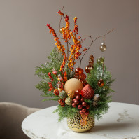 005i. Интерьерная новогодняя композиция в золотом кашпо с оранжевым декором и ягодами облепихи (иск.)