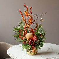 005i. Интерьерная новогодняя композиция в золотом кашпо с оранжевым декором и ягодами облепихи (иск.)