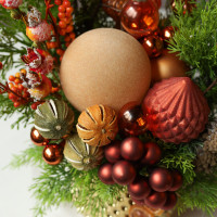 005i. Интерьерная новогодняя композиция в золотом кашпо с оранжевым декором и ягодами облепихи (иск.)