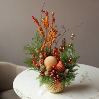 005i. Интерьерная новогодняя композиция в золотом кашпо с оранжевым декором и ягодами облепихи (иск.)