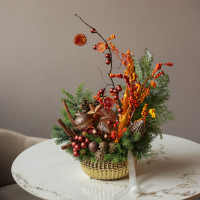 006i. Интерьерная новогодняя композиция с пряно-оранжевым декором и ягодами облепихи (иск.)
