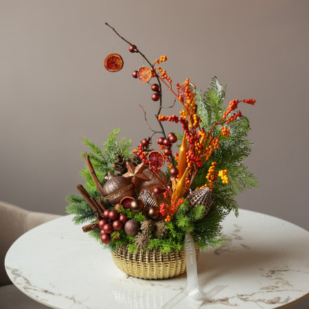 006i. Интерьерная новогодняя композиция с пряно-оранжевым декором и ягодами облепихи (иск.)