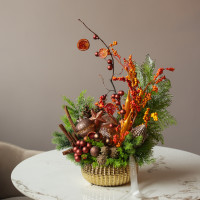 006i. Интерьерная новогодняя композиция с пряно-оранжевым декором и ягодами облепихи (иск.)