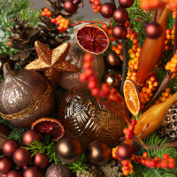 006i. Интерьерная новогодняя композиция с пряно-оранжевым декором и ягодами облепихи (иск.)