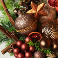 006i. Интерьерная новогодняя композиция с пряно-оранжевым декором и ягодами облепихи (иск.)