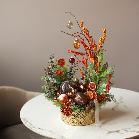 007i. Интерьерная новогодняя композиция с пряным бронзово-оранжевым декором в золотом кашпо