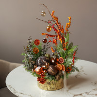 007i. Интерьерная новогодняя композиция с пряным бронзово-оранжевым декором в золотом кашпо