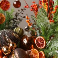 007i. Интерьерная новогодняя композиция с пряным бронзово-оранжевым декором в золотом кашпо