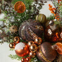007i. Интерьерная новогодняя композиция с пряным бронзово-оранжевым декором в золотом кашпо