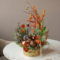 007i. Интерьерная новогодняя композиция с пряным бронзово-оранжевым декором в золотом кашпо