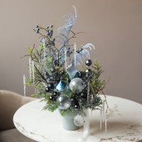008. Новогодняя интерьерная композиция с туманно-синим декором  с сосульками