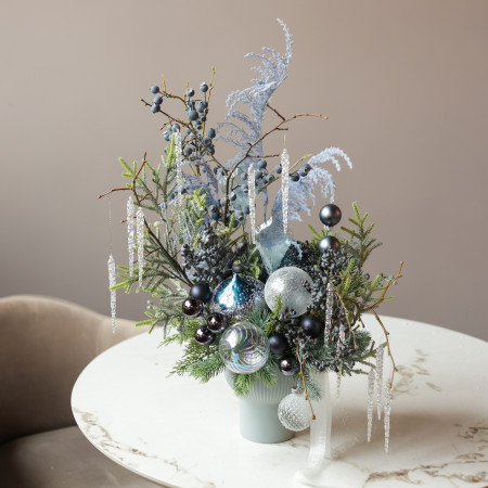 008. Новогодняя интерьерная композиция с туманно-синим декором  с сосульками