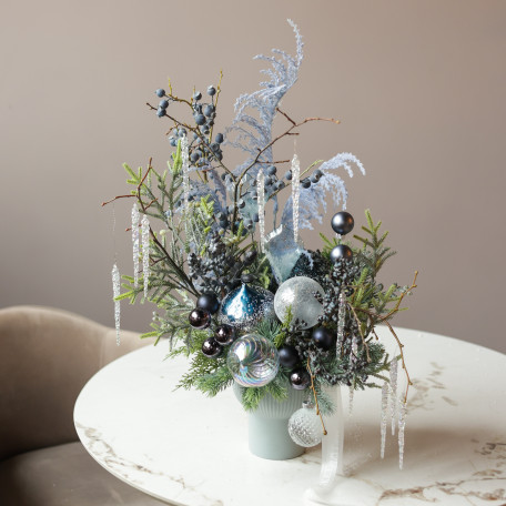 008. Новогодняя интерьерная композиция с туманно-синим декором  с сосульками