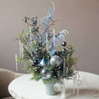 008. Новогодняя интерьерная композиция с туманно-синим декором  с сосульками