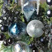 008. Новогодняя интерьерная композиция с туманно-синим декором  с сосульками