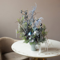 008. Новогодняя интерьерная композиция с туманно-синим декором  с сосульками