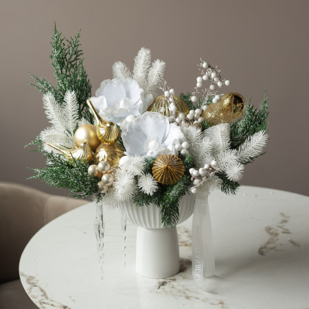 009i. Интерьерная новогодняя композиция с белыми цветами и золотым декором в высоком кашпо