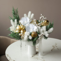 009i. Интерьерная новогодняя композиция с белыми цветами и золотым декором в высоком кашпо