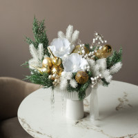 009i. Интерьерная новогодняя композиция с белыми цветами и золотым декором в высоком кашпо