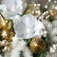 009i. Интерьерная новогодняя композиция с белыми цветами и золотым декором в высоком кашпо