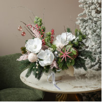 010i. Интерьерная новогодняя композиция с белыми цветами и розовым декором в белом кашпо