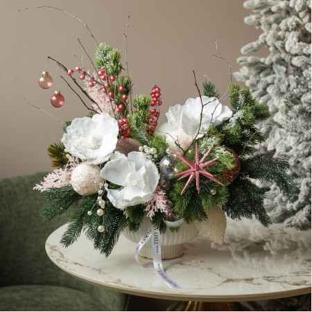 010i. Интерьерная новогодняя композиция с белыми цветами и розовым декором в белом кашпо