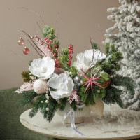 010i. Интерьерная новогодняя композиция с белыми цветами и розовым декором в белом кашпо