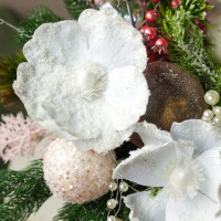 010i. Интерьерная новогодняя композиция с белыми цветами и розовым декором в белом кашпо