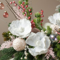 010i. Интерьерная новогодняя композиция с белыми цветами и розовым декором в белом кашпо
