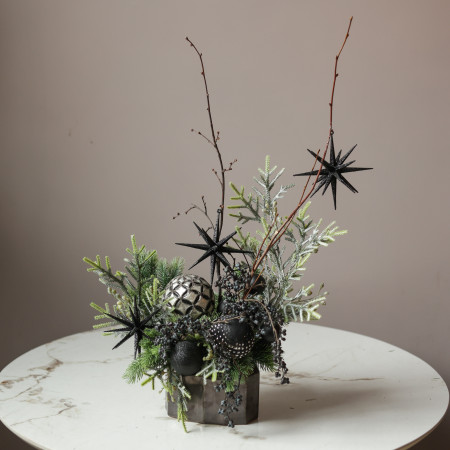 011i. Новогодняя композиция с черным стильным мерцающим декором