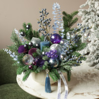 012i. Интерьерная новогодняя композиция с королевским фиолетовым декором в кашпо