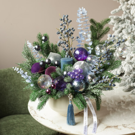 012i. Интерьерная новогодняя композиция с королевским фиолетовым декором в кашпо