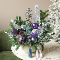 012i. Интерьерная новогодняя композиция с королевским фиолетовым декором в кашпо