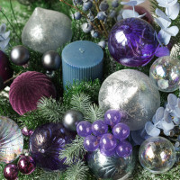 012i. Интерьерная новогодняя композиция с королевским фиолетовым декором в кашпо